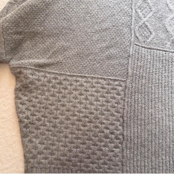 VTG American Eagle Outfitters Light Gray Patterned Oversized Mockneck Sweater - Picture 4 of 7